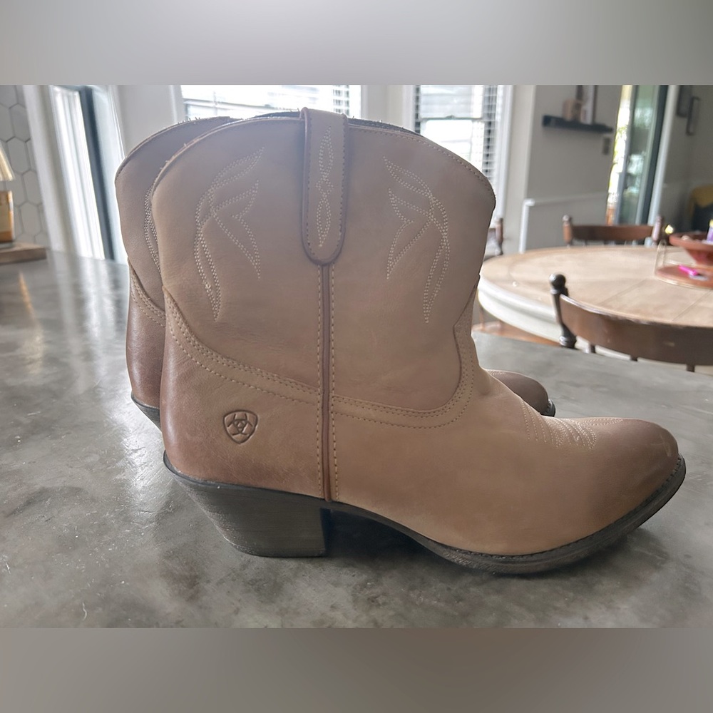 Woman’s Ariat darlin western cowboy boot